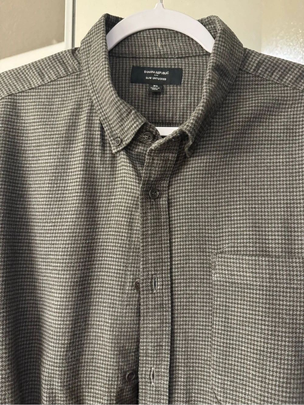 Banana Republic Slim Untucked Men’s Button-Down Shirt in Taupe Houndstooth